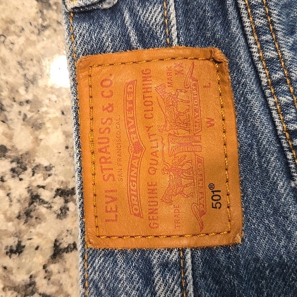 LEVI'S PREMIUM 501 BUTTON FLY BIG E RAW HEM JEAN SHORTS. SIZE 25. - Picture 6 of 9